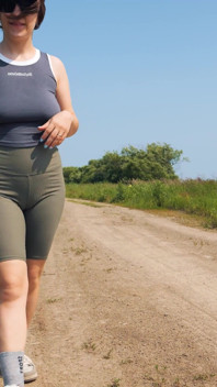 118。新鮮な空気の中を散歩に行かない?私についてきて、ショートパンツ姿のお尻、脚、乳首にオナニーして。