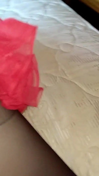 黑色紧身衣，红色裙子，巨大的振动器。而且精子很多！