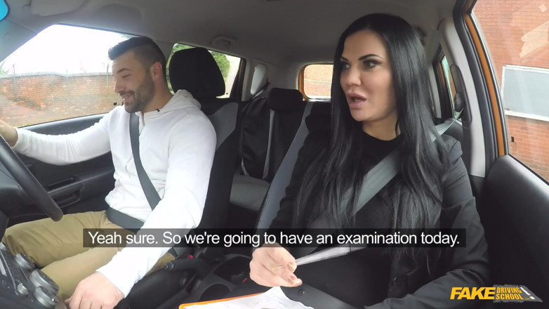 Fake Driving School: Școală de șoferi falsă - bruneta sexy cu țâțe mari Jasmine Jae îl expune...