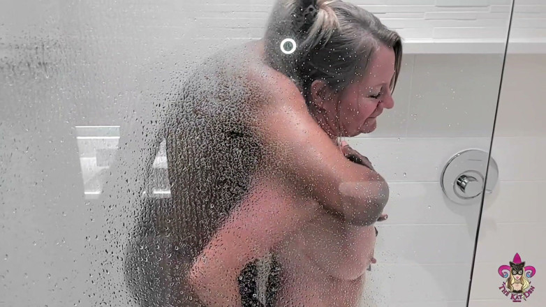 Kat-Licious: Une GILF se fait tremper sous la douche par une...