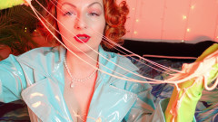 Arya Grander: Đam mê găng tay - chơi với chất nhờn