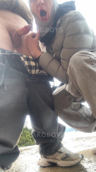 ถูกจับได้ว่าเย็ดเอาท์ดอร์: สองควยใหญ่เย็ดไม่ใส่ถุงบนเส้นทางเดินป่า