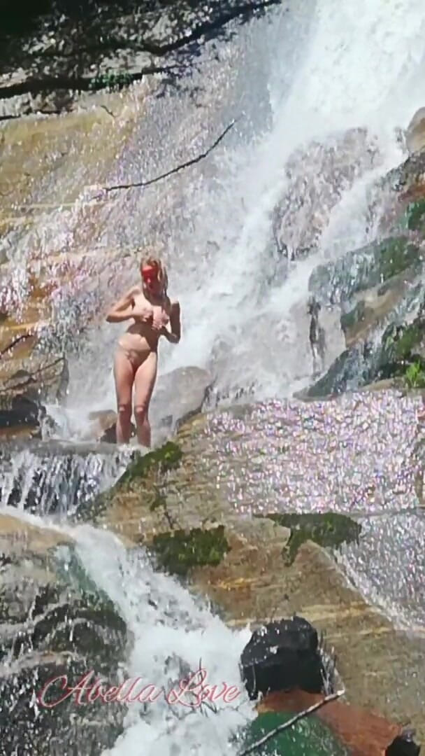 Abella Love: Guardando la ragazza magra nuda che fa la doccia in...