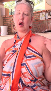 Auntjudys - Die Vollbusige Reife MILF Maggie Moon Gibt Dir Wichsanleitung Am Pool