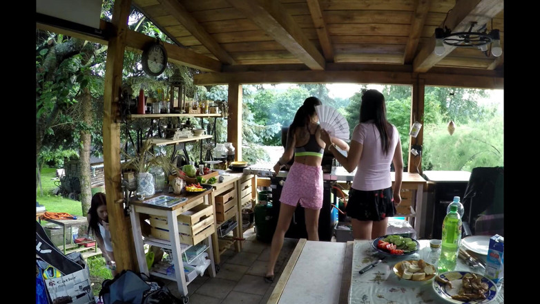 Leon Lambert Girls Twerk Parties CFNM: Sousedka má barbeque párty a holky jsou nestydaté a nemají...