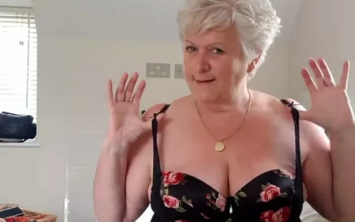Uk Joolz: Teasing you with my hot body