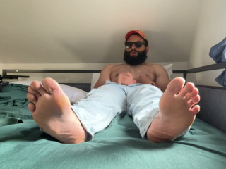 mascbeef95: Las suelas de los pies de hombre trabajador almizclero