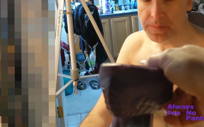 Always Fun No Pants: Gorąca żona pieprzy ogromną zabawkę erotyczną przed rogaczem