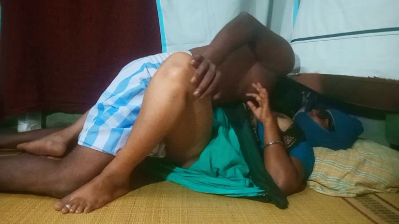 Priyanka314: Индийская тетушка в деревенском видео в домашнем видео