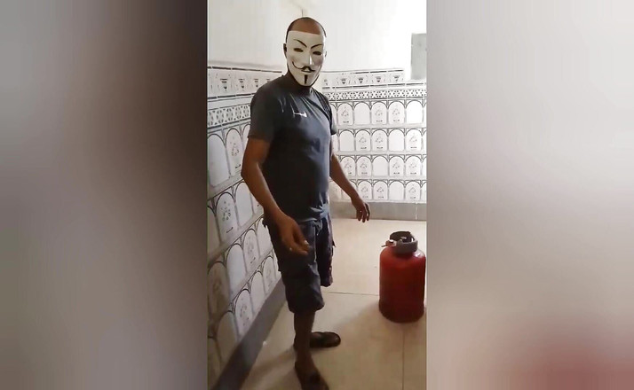 BBW LATINA: 新しい隣人を訪ねてみたら、彼のふしだらな奥さんがとてもムラムラしていて、彼とセックスして、毎日彼女を訪ねるように言われたんだ