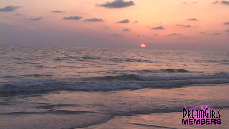 Dream Girls: 自然な大学生の可愛い3人がビーチで輝く