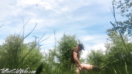 Tattoo Slutwife: Tetovaná holka má tvrdý drsný sex venku v lese