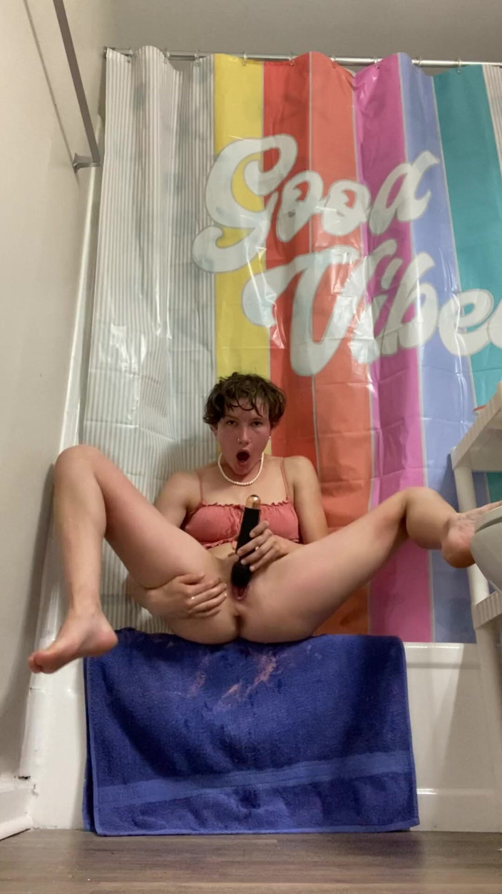 AhanuReed: Solo-squirting auf dem boden