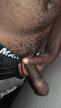 Macho negro peludo cachondo pervertido en la sala de almacenamiento