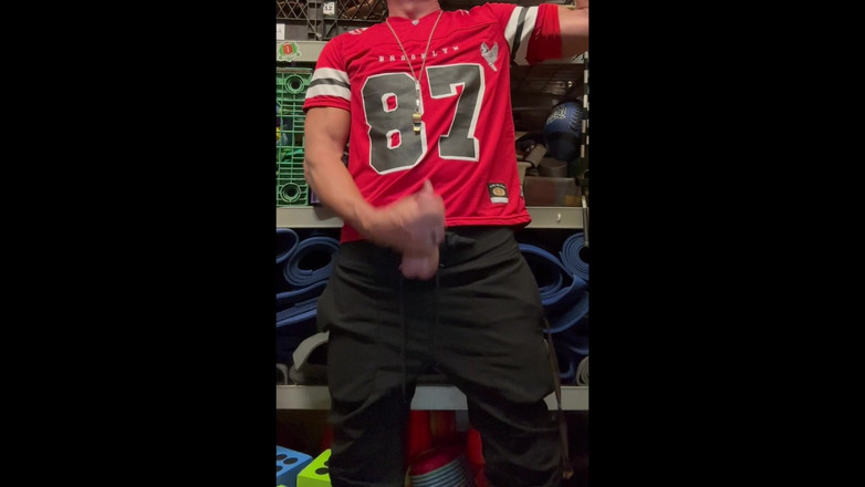 JockDad87: Jockdad87 menyemburkan banyak ke dalam jersinya dengan nombor 87.