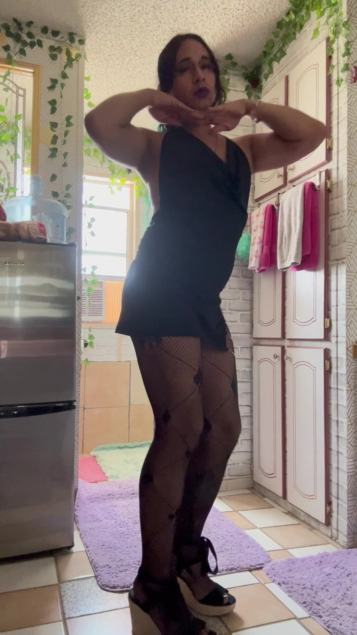 TSJade95: 她不在丝袜里脱衣舞