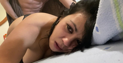 彼が私をファックしている間、私の目を見てください