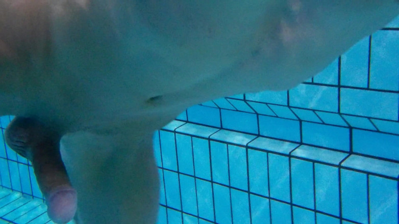 outdoor-fun: Indoor öffentlicher pool solo unbeschnitten nackter fitter mann schwimmt