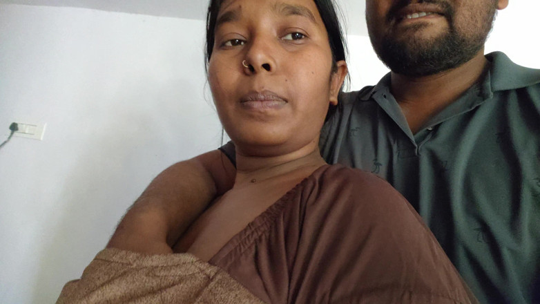 Premi pooja: Piano piano hai baciato le tette di Bhabhi e Bhabhi è...