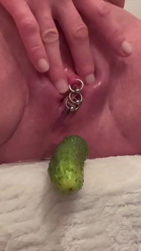 Gurkor i min fitta och piss och sprutande gnugga min fitta