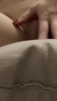 O elevă de 18 ani se dezbracă pe cameră și își masturbează pizda umedă primind un orgasm