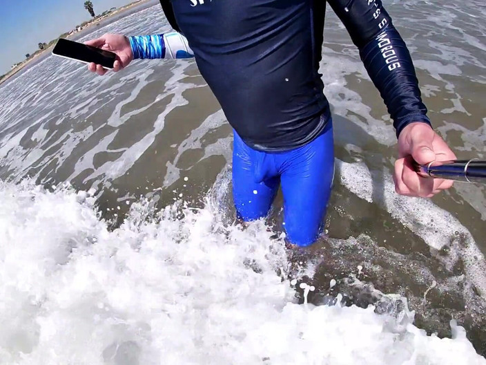 Cool Body: Hombres y mujeres en la playa se ponen cachondos viendo...