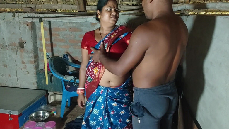 Raju Raju: 姐夫在脱光了她的衣服后操了邻居哥