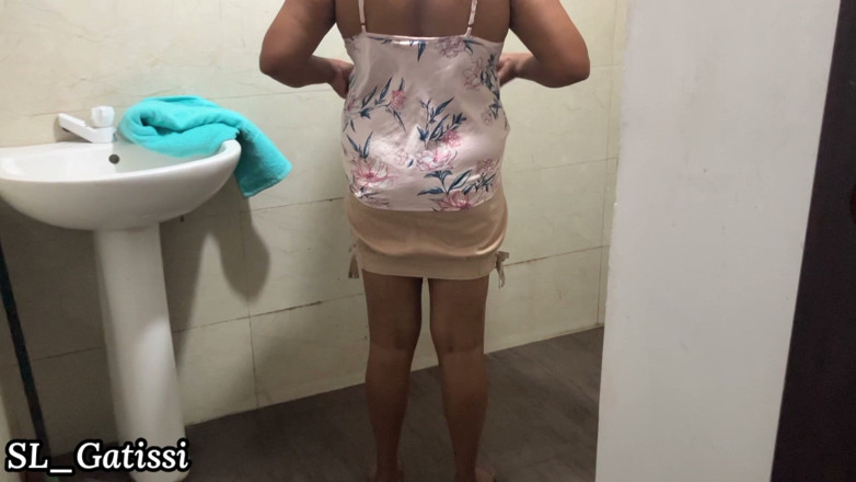 SL Gatissi studio: Wanita muda Sri Lanka sambil mandi
