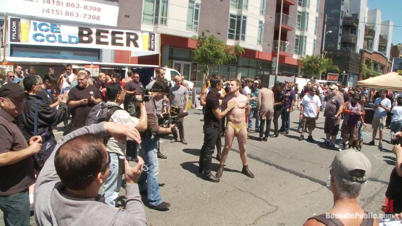 Bound in public: Cody Allen amarrado em público