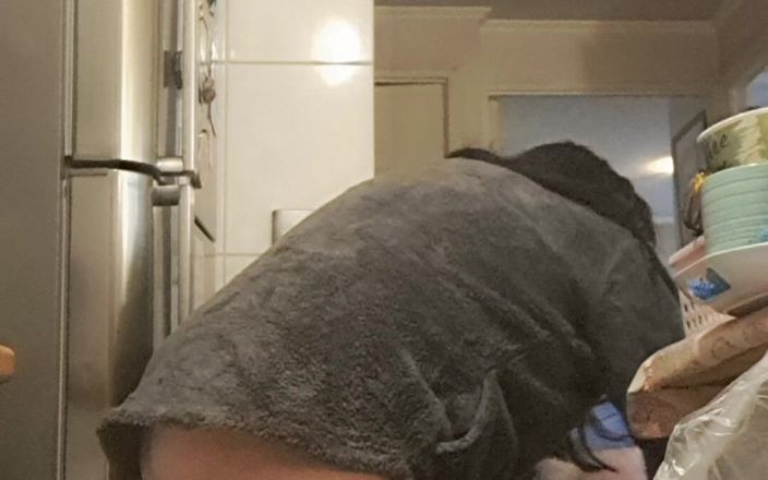 Mommy big hairy pussy: Matrigna senza mutandine nella cucina calda