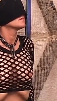 Supusă blondă matură este legată și biciuită sălbatic