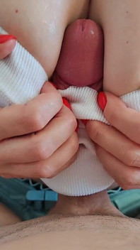 Le enormi tette di mia moglie sono state fatte per un titjob- non riesco a smettere di scivolare tra loro