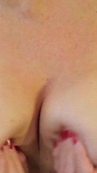 Aku suka banget ngentot memek sempitku pakai stoking ketat sampai aku muncrat berantakan!