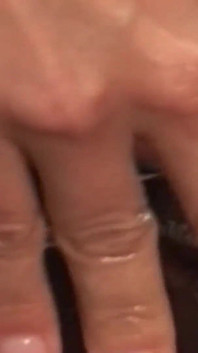 Prsatá dívka análně šuká venku s chůpkem s velkým černým pérem