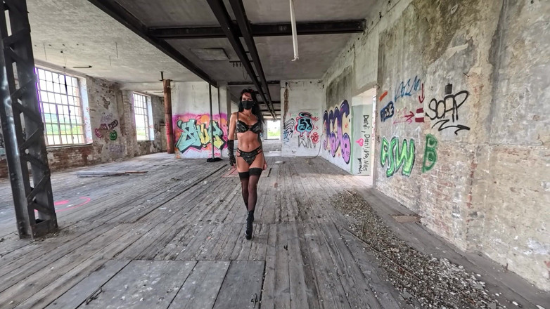 Miss Lilith devil: Lilith suka tinggal di tempat yang hilang dan melakukan kenakalan...