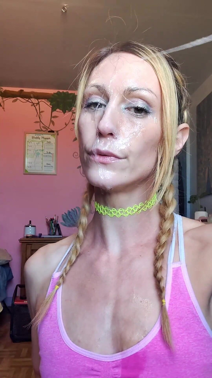 Vanessa Hastings: Vanessa Hastings dağınık tükürük yüze dildo gırtlağına kadar alıyor