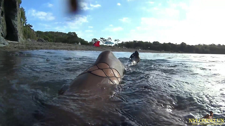 Nylondelux: Keseronokan nilon di Pantai Awam