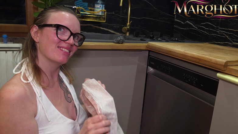Sexymarghot: Madrastra sexy lavando los platos - mi amante me folla y...