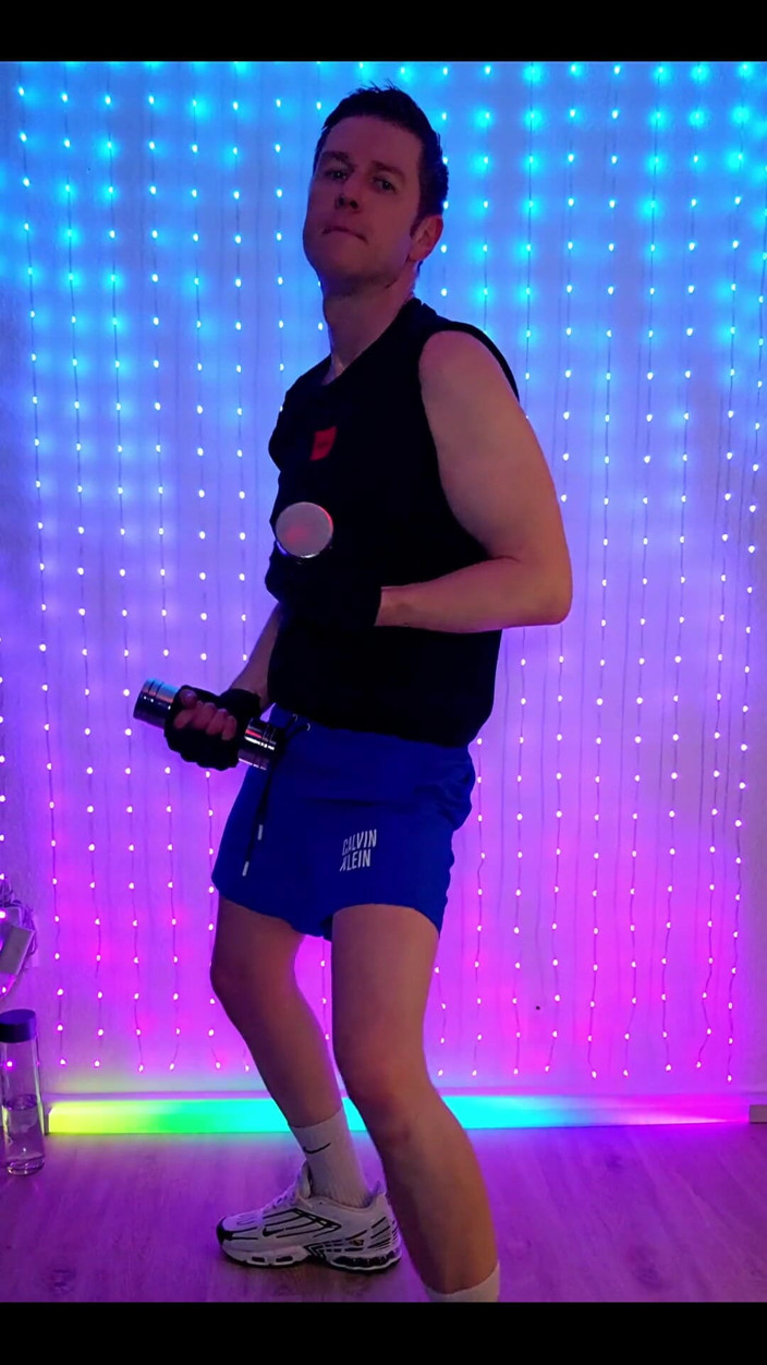 Roman Heart: Entrenamiento de fitness en pantalones cortos de polla azul