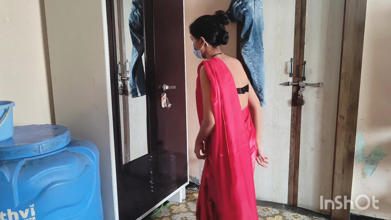 Desishycouple: देसी भाभी देवर के सामने कपड़े बदलते हुए।