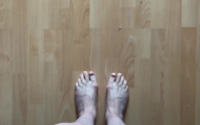 Feet: 第一人称视角：我赤脚走路
