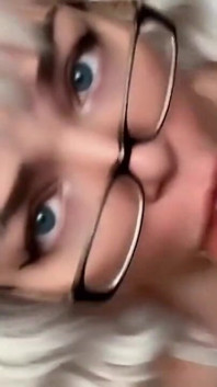 Ahegao taille une pipe à son papa