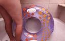 Inflatable Lovers: Banheiro com anel de natação inflável