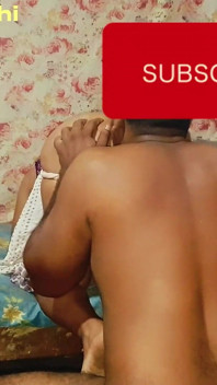 Un mari baise le trou du cul de sa femme sexy jusqu’à ce qu’elle ouvre son trou rose