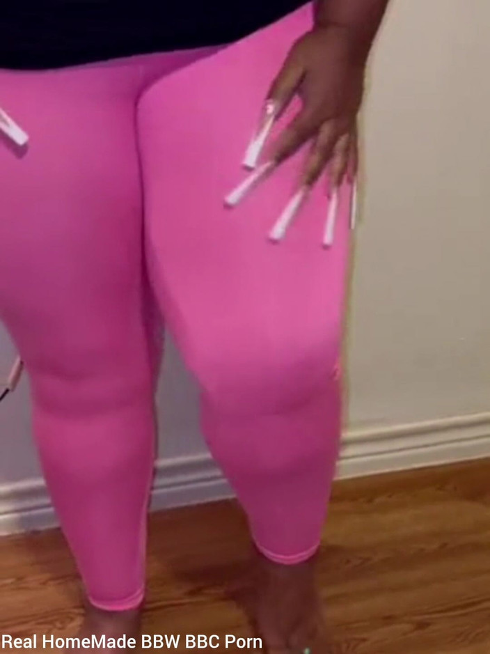 Super sexy ebony cuties: Відчайдушно жадаю, як ми писаємо сама в нейлонових легінсах