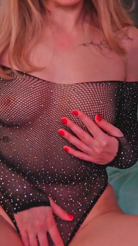 Sevimli memeli ve güzel iç çamaşırlı bir güzellik porno izliyor ve kendini okşuyor
