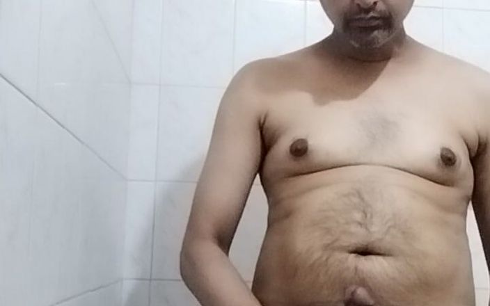 Nudycock: Aku lagi asik mandi sambil kencing
