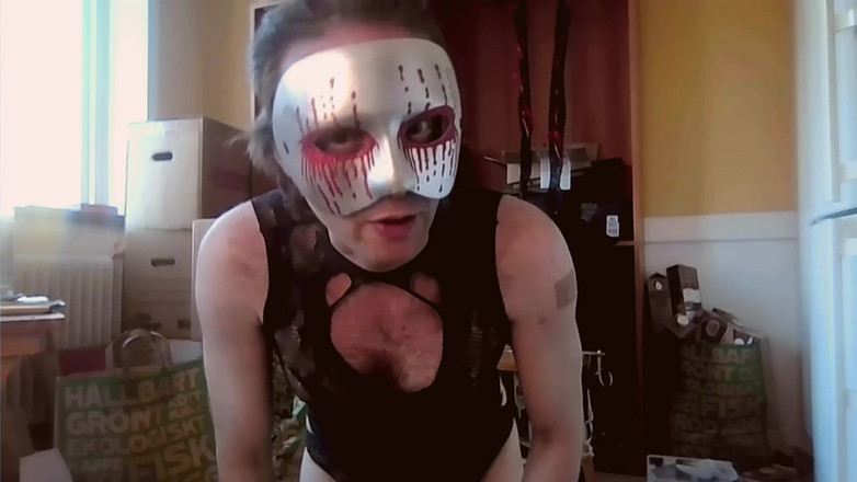 Oznob Oznofla: Sissyboy mostra la sua collezione di giocattoli sessuali