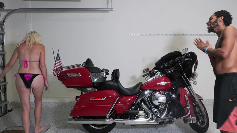 Mature man eaters: Marvelle viene ingroccata su una harley