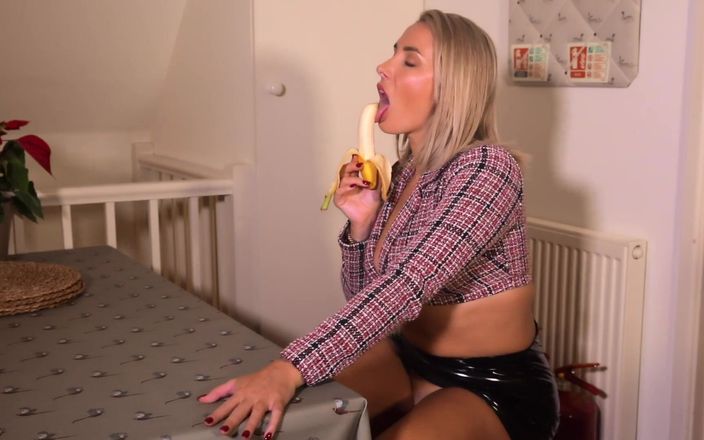 Paige Turnah: Xem Paige Gag trên quả chuối giống như cô ấy muốn...